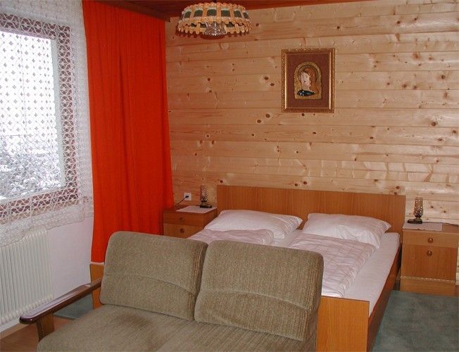 Bett vor Holzwand